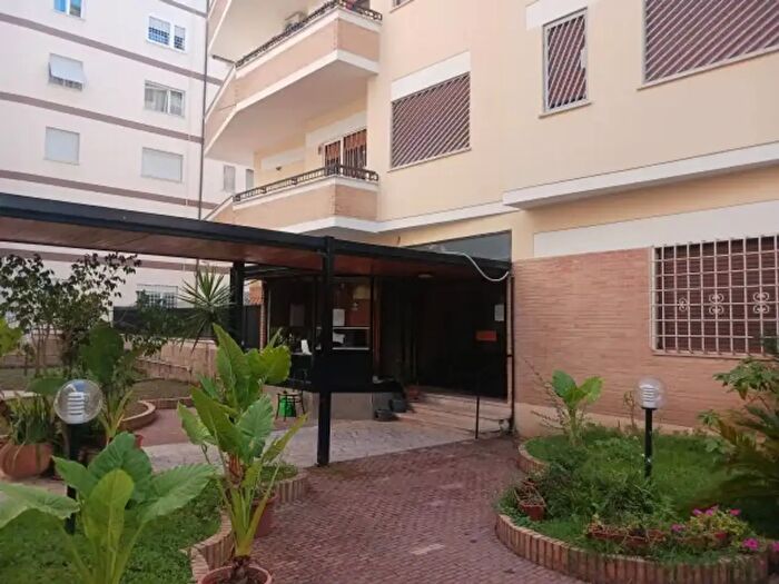 Appartamento trilocale in vendita in Via Achille Loria, Roma