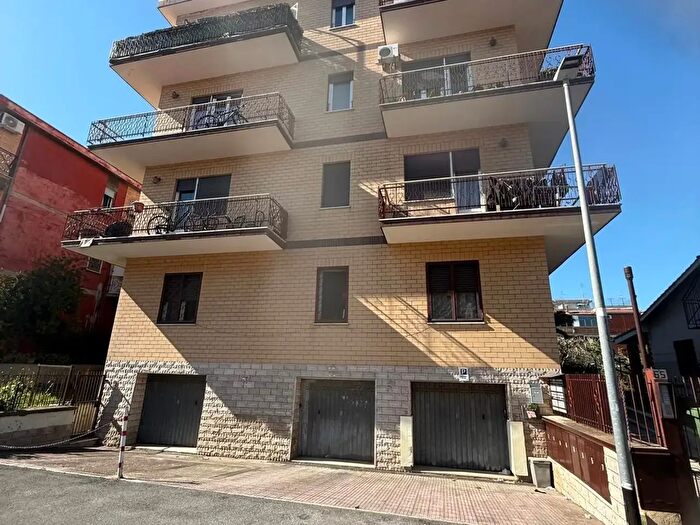 Appartamento trilocale in vendita in Via Partinico, Roma