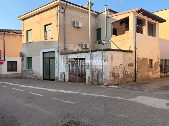 Appartamento quadrilocale in vendita in Via Carso, Tromello