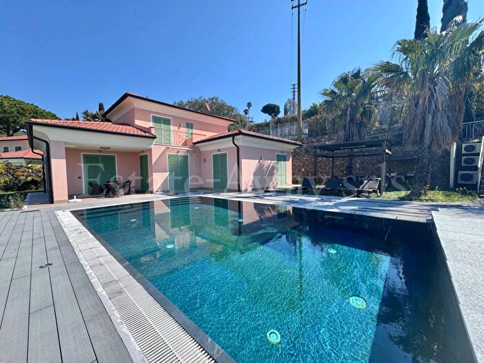 Casa con 6 locali in vendita in Via Coggiola, Via Romana, Bordighera
