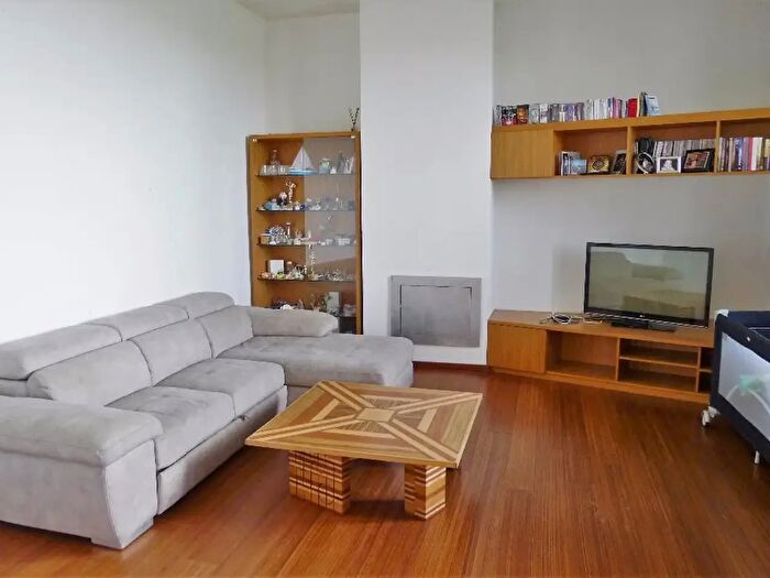 Appartamento con 8 locali in vendita in Cascina