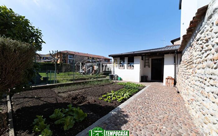 Casa con 5 locali in vendita in Via Fratelli Maccarini, Osio Sopra