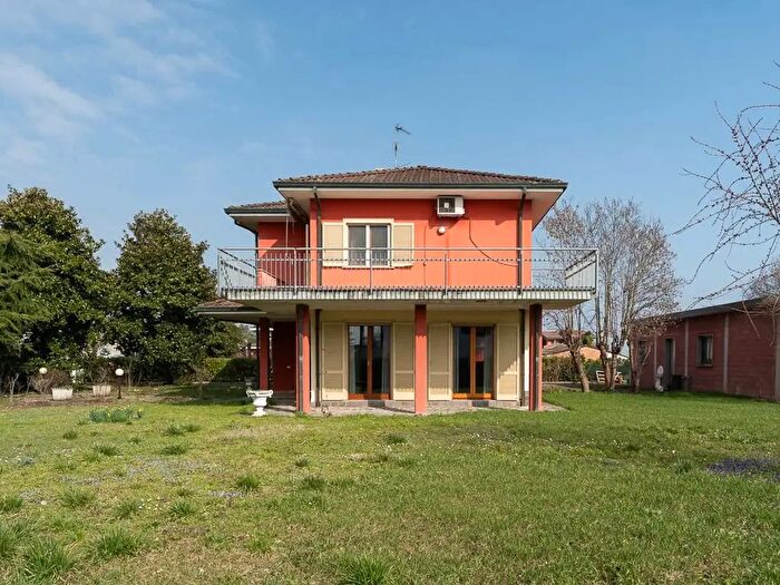 Casa con 6 locali in vendita in Via Roma, Cervesina