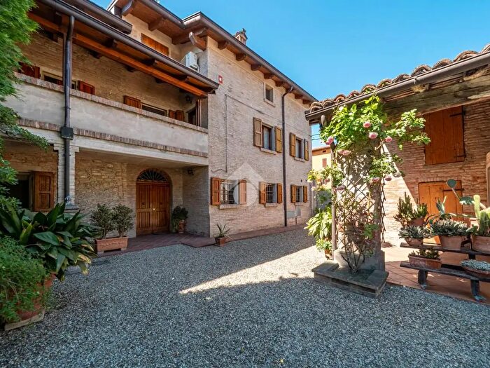 Casa con 12 locali in vendita in Via I Newton, Reggio Emilia