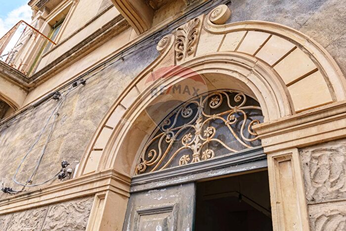 Casa con 10 locali in vendita in Piazza Carmine, Nicolosi