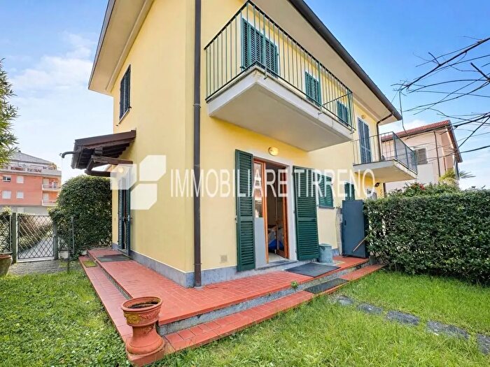 Casa quadrilocale in vendita in Massa