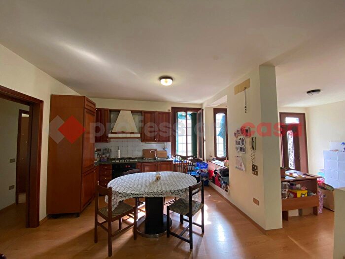 Appartamento con 5 locali in vendita in Piazza Risorgimento, Lendinara