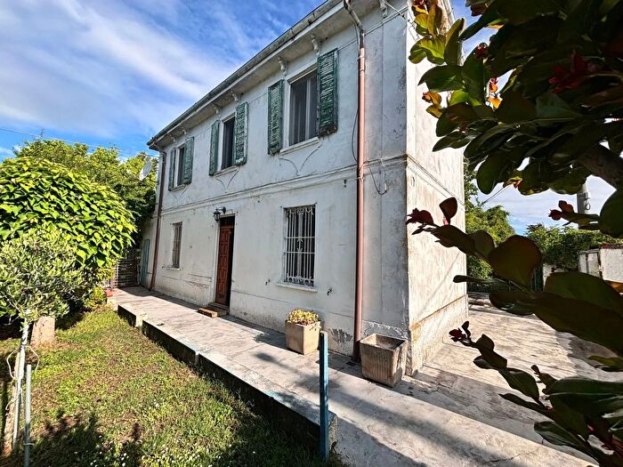 Casa trilocale in vendita in Strada della Stazione, Arena Po