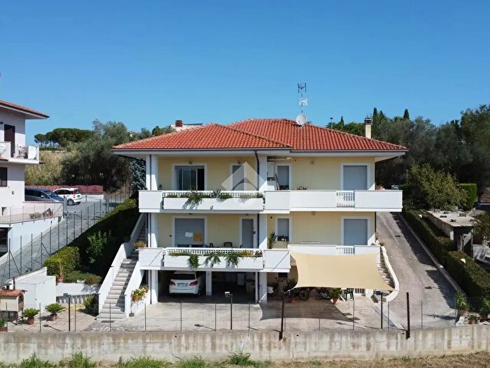Casa con 9 locali in vendita in Via Salara, Roseto Degli Abruzzi