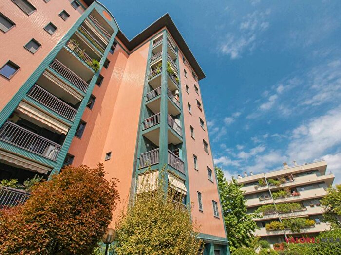Appartamento trilocale in affitto in Via Valtellina, Farini, Milano