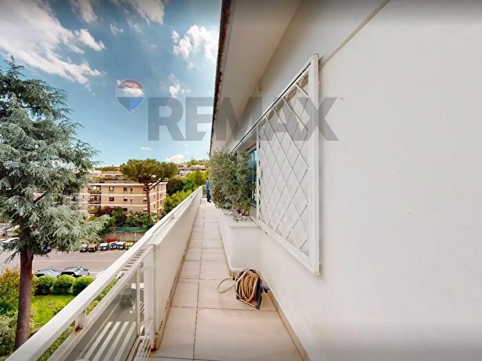 Appartamento con 8 locali in vendita in Via Nemea, Roma