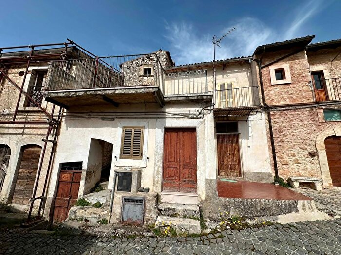 Casa quadrilocale in vendita in Via Colle Aprico Snc, Caporciano