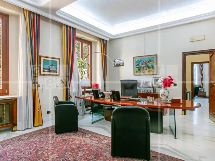 Appartamento con 13 locali in vendita in Via Boncompagni, Roma