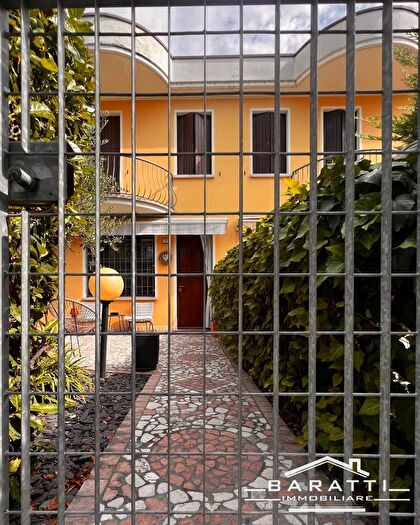 Casa con 6 locali in vendita in Suzzara