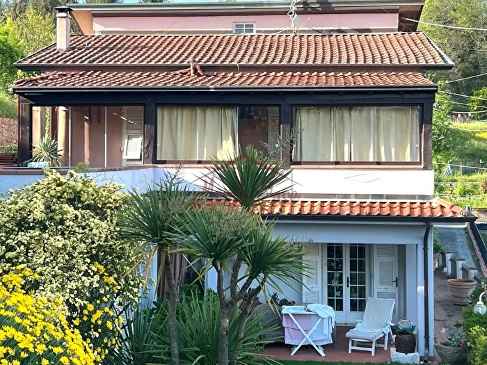 Casa con 11 locali in vendita in Fivizzano