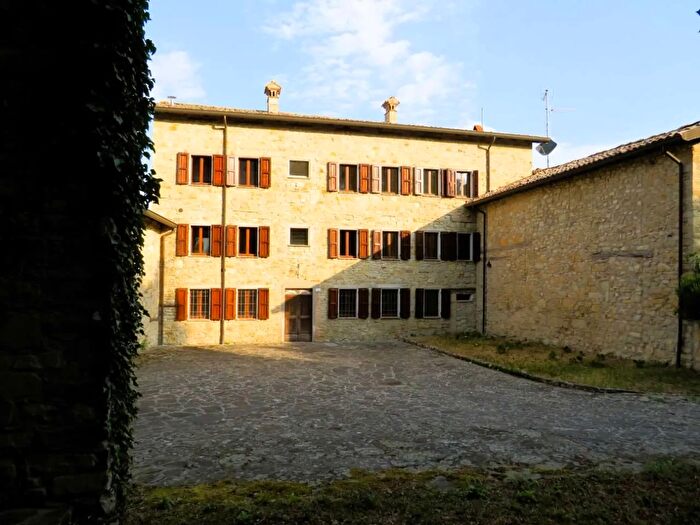 Casa con 8 locali in vendita in Casina