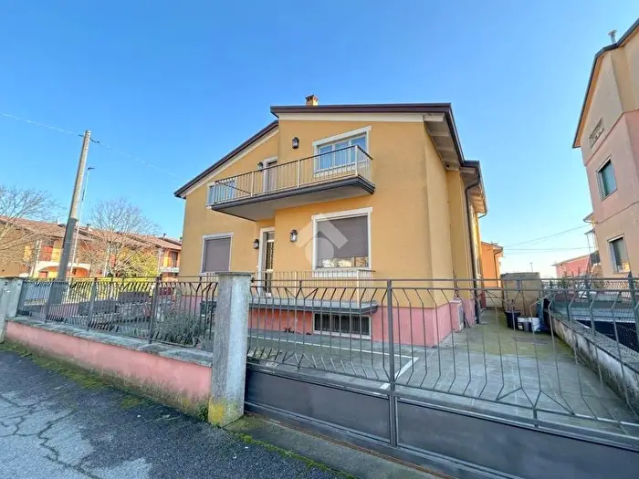 Casa con 5 locali in vendita in Via Silvio Pellico, Centro, Carpenedolo