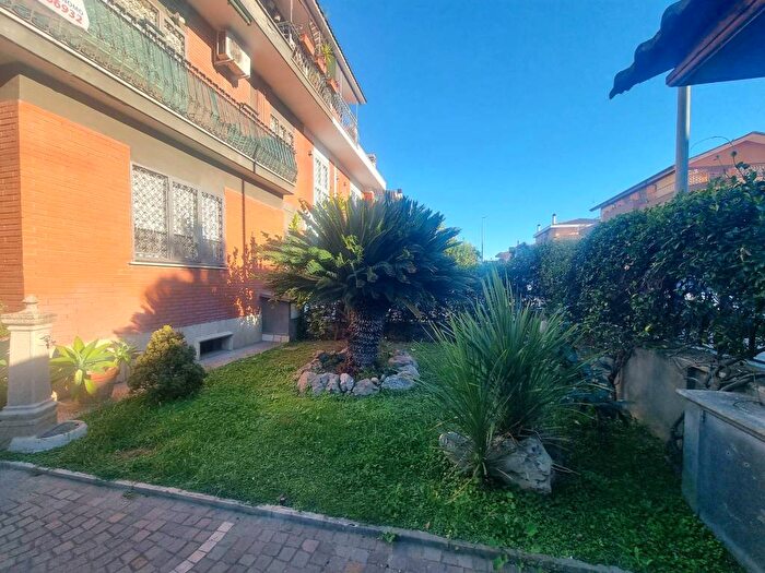 Appartamento trilocale in affitto in Via Dipignano, Anagnina, Roma