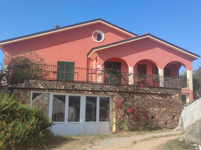 Appartamento trilocale in affitto in Via Chiesa Vecchia, Centro, Albenga
