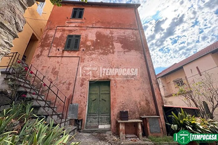 Appartamento quadrilocale in vendita in Via Roma PChiesa, Vezzano Ligure