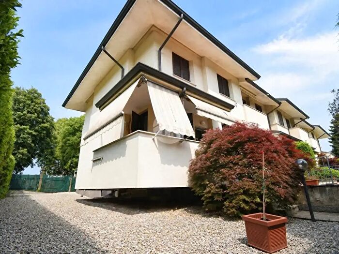Casa quadrilocale in vendita in Via Fratelli Kennedy, Agrate Brianza