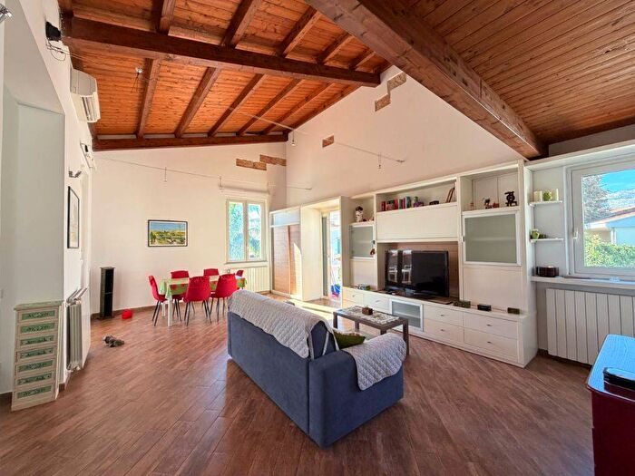 Appartamento con 5 locali in affitto in Viale delle Sirene, Mondello Valdesi, Palermo