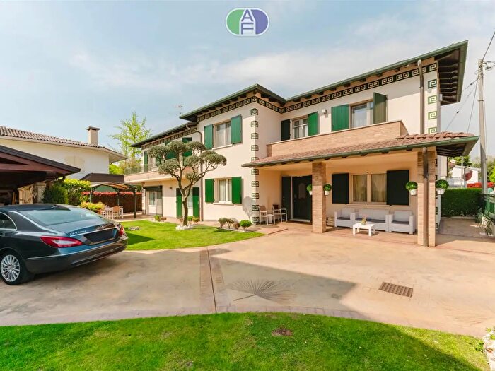 Casa con 9 locali in vendita in Via della Cerva, Noale