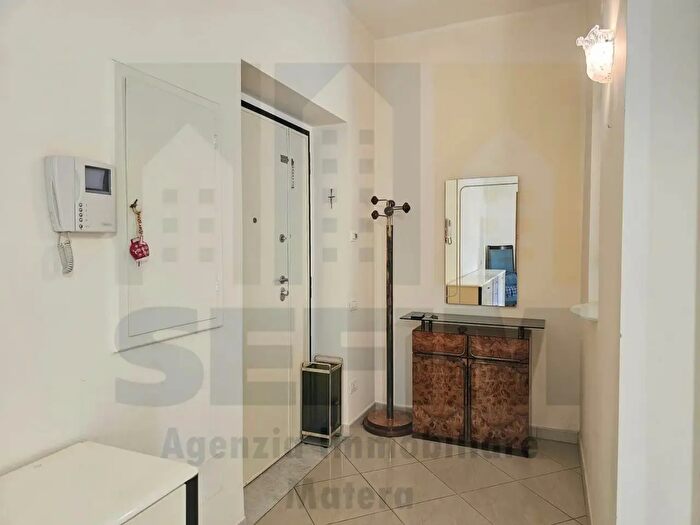Appartamento quadrilocale in vendita in Via De Sariis, Matera