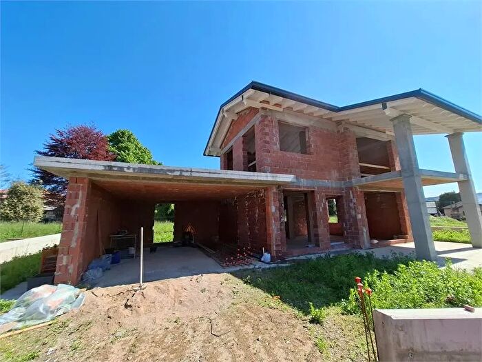 Casa con 6 locali in affitto in Via Cavalieri di Vittorio XX Angera Va, Angera