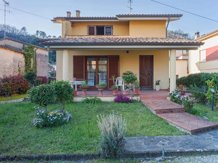 Casa con 7 locali in vendita in Massarosa