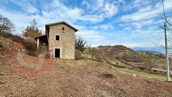 Casa con 8 locali in vendita in Via Tommelle Snc, Santopadre