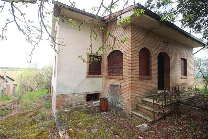 Casa con 15 locali in vendita in Monteroni DArbia