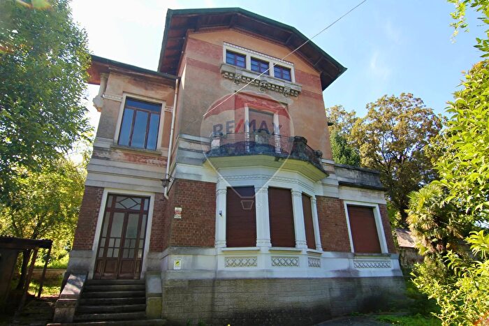 Casa con 10 locali in vendita in Via Trieste, Malnate