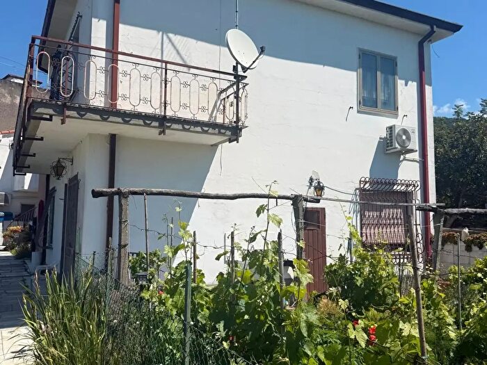 Casa quadrilocale in vendita in Luni