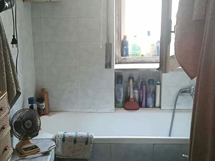 Appartamento con 5 locali in vendita in Via Nicolardi, Napoli