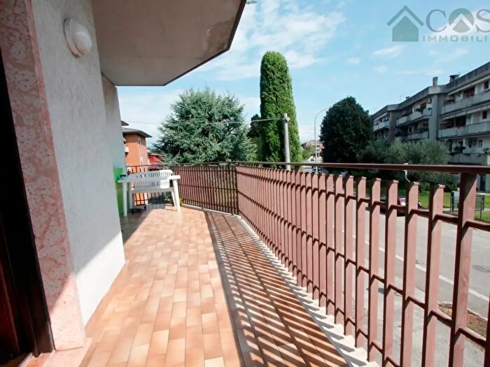 Appartamento trilocale in vendita in Via Deledda, Dueville