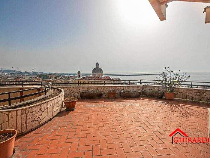 Casa trilocale in affitto in Via Martiri della Libertà, Pegli, Genova