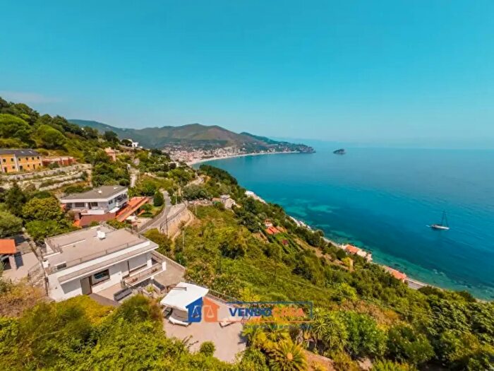 Casa con 6 locali in vendita in Regione Chiariventi, Noli