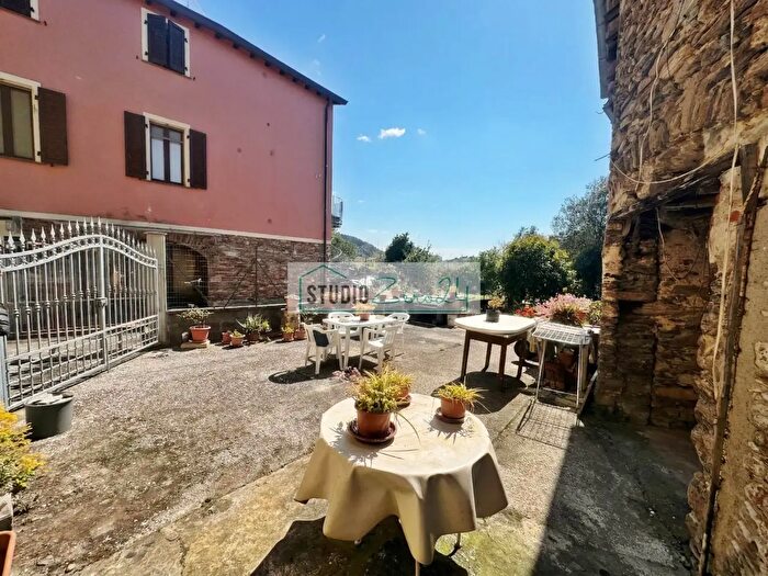 Casa con 5 locali in vendita in Via Crocello, Massa
