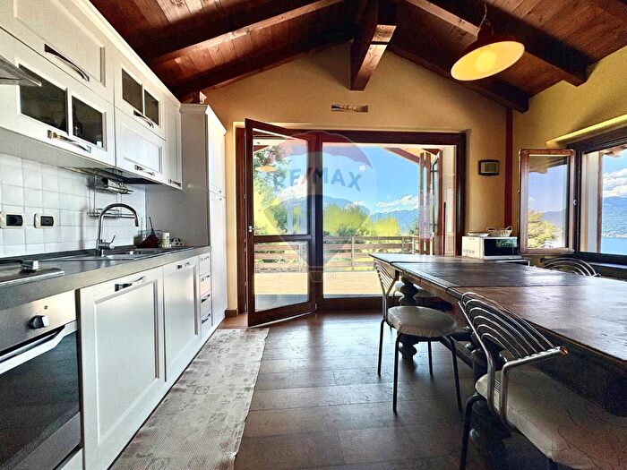 Casa con 5 locali in vendita in Stresa