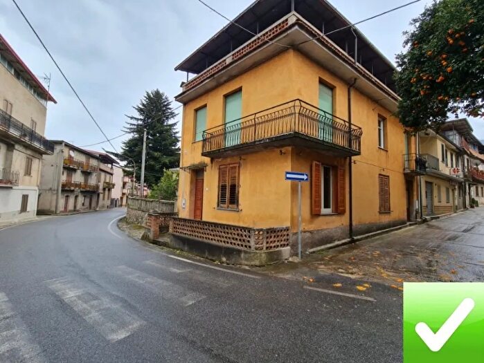 Casa con 6 locali in vendita in Scido