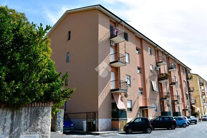 Appartamento trilocale in vendita in Largo Carlo Pisacane, Paola