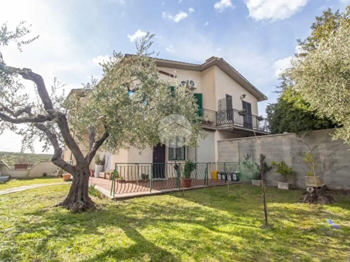 Casa quadrilocale in vendita in Via dellUliveto, Palombara Sabina