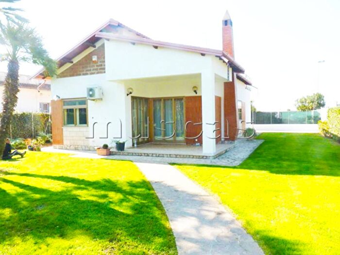 Casa con 5 locali in affitto in Viale Castellammare, Fregene, Fiumicino