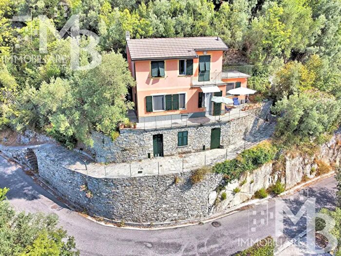 Casa con 8 locali in vendita in Via Pietrafitta, Avegno