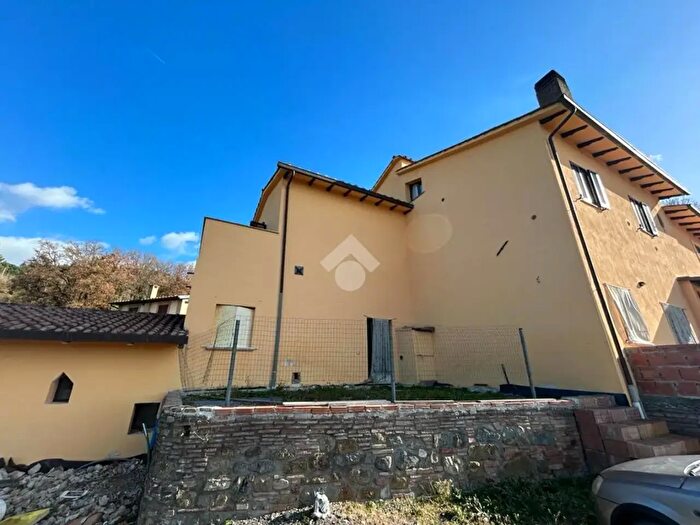 Appartamento trilocale in vendita in Via del Fosso della Rena, Deruta