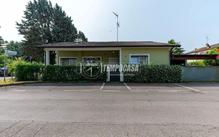 Casa trilocale in vendita in Via del Gladiolo, Segrate