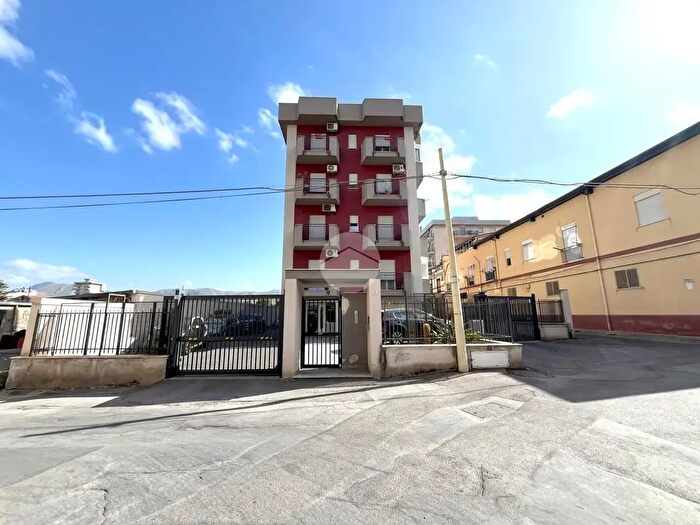 Appartamento trilocale in vendita in Via Petralia Sottana, Palermo