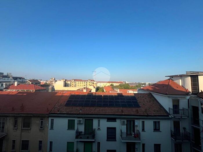 Appartamento quadrilocale in affitto in Piazza Giuseppe Grandi, Porta Vittoria, Milano