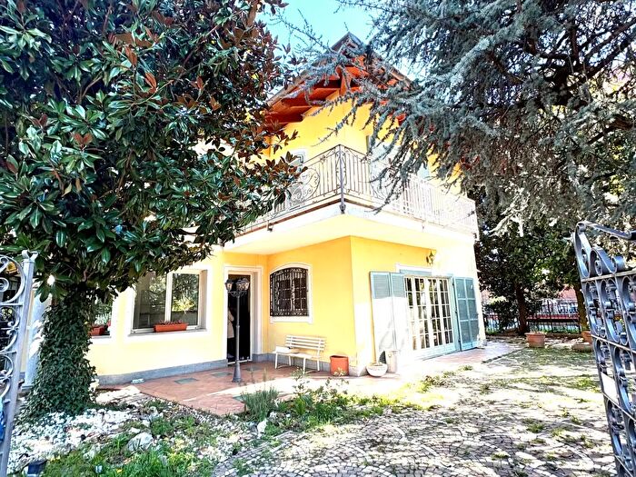 Casa con 7 locali in vendita in Via Rivoli, Rosta